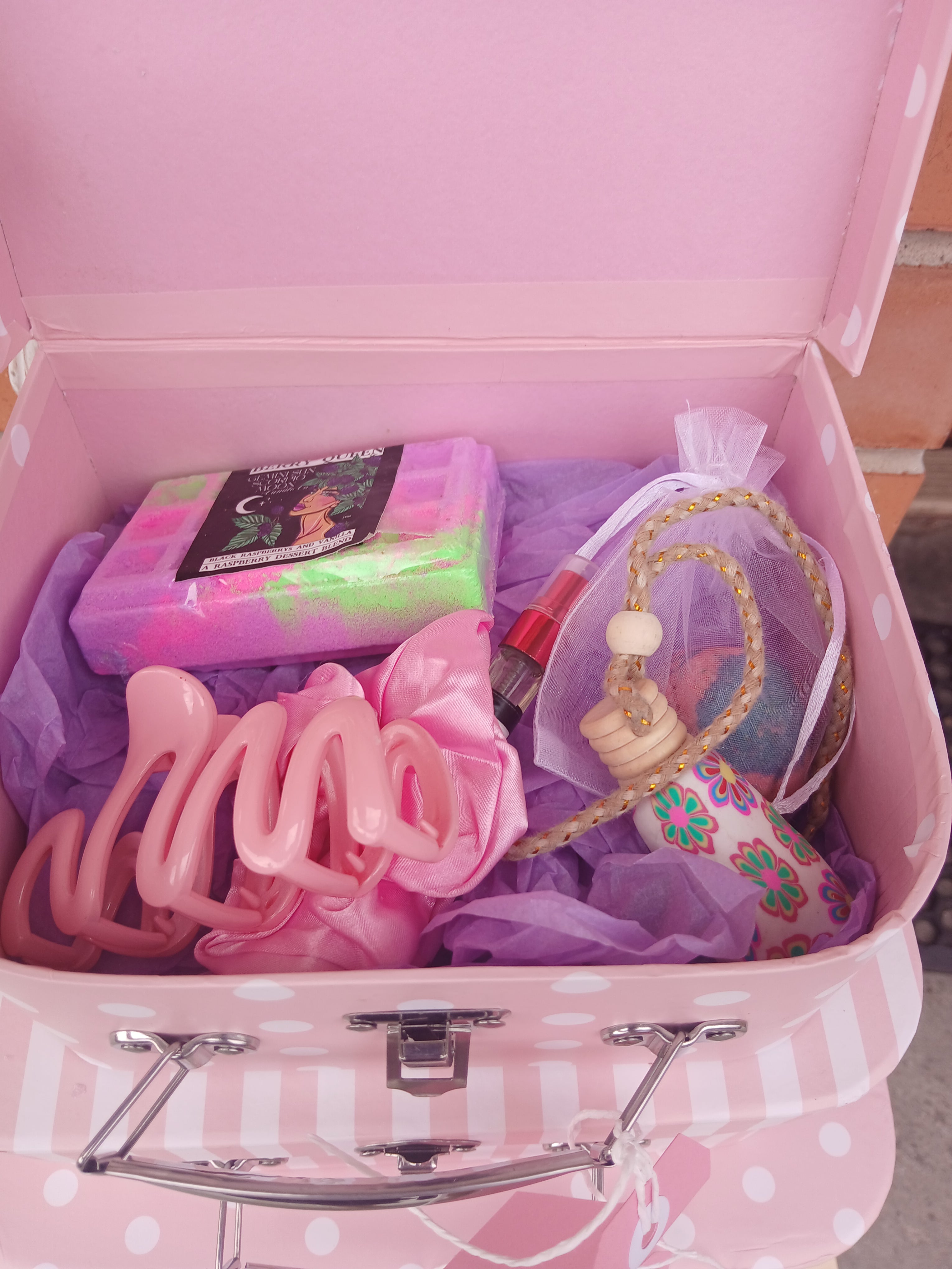 Self-care gift box: Soy candle, soap and beauty goodies